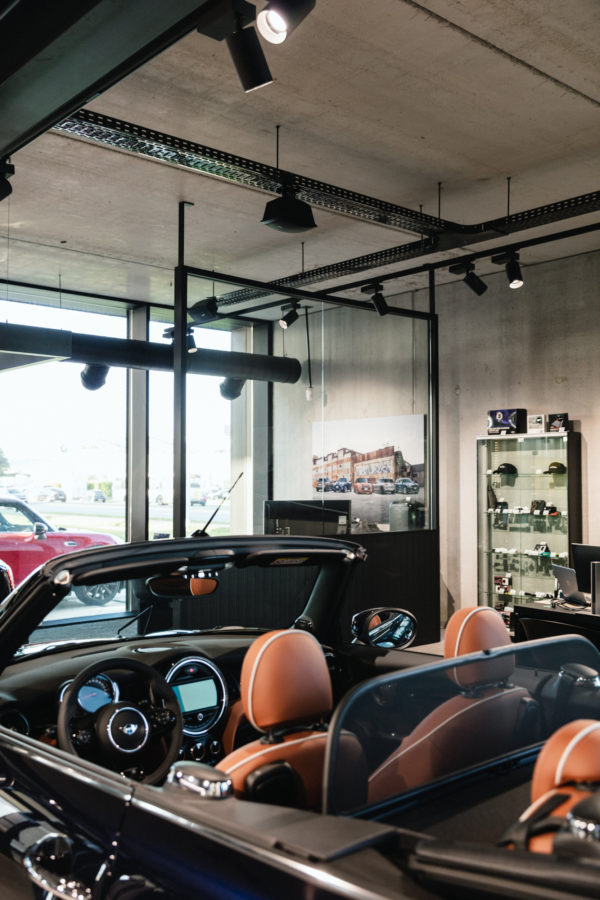 een Mini Cooper in een BMW-garage met op maat gemaakte muziekinstallatie door Spectrum - Auto-audio van topkwaliteit, op maat gemaakte installaties, Spectrum HIFI