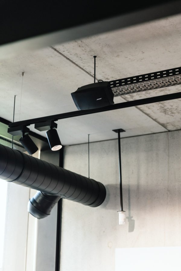 aan het plafond gemonteerde Bose-luidsprekers in de DEJONCKHEERE BMW-garage - HiFi-geluidssysteem, aangepaste installatie, Spectrum HIFI