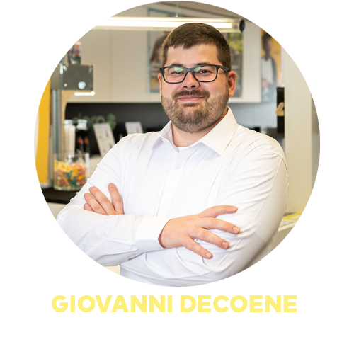 Giovanni Decoene. Functie: Shop verantwoordelijke kortrijk