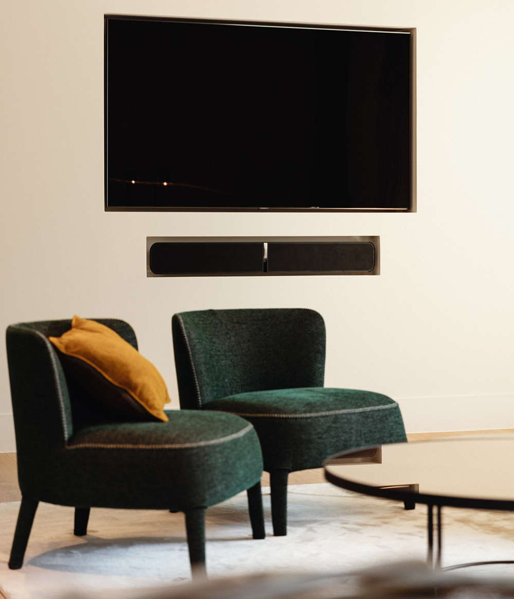 Moderne woonkamer met ingebouwde tv en soundbar geïnstalleerd door Spectrum bij prokect "Mi-Casa" - Geavanceerd home entertainment, naadloze installatie, Spectrum HIFI.