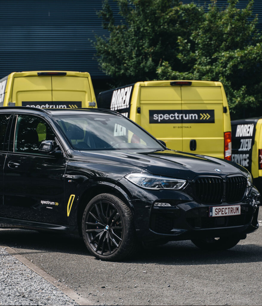 BMW 4X4 bedrijfswagen geparkeerd op parkeerplaats - Bedrijfsmobiliteit, zakelijk vervoer, Spectrum bedrijfsvoertuigen, robuuste uitstraling, betrouwbare transportoplossingen, professioneel wagenpark
